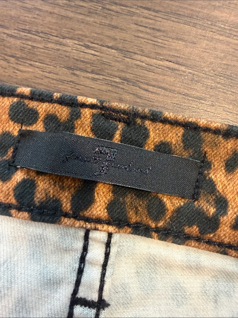 7 For All Mankind Leopard Print Flared Jeans Size 26 - C61-028 - Picture 3 of 8